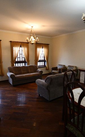 Casa à venda com 300m², 4 quartos e 6 vagasSala