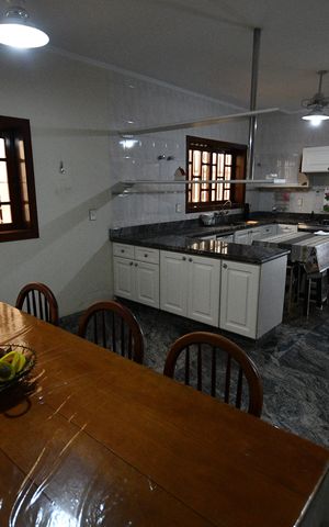 Casa à venda com 300m², 4 quartos e 6 vagasCozinha