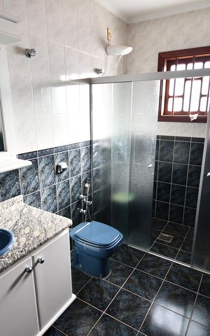 Casa à venda com 300m², 4 quartos e 6 vagasBanheiro Suíte 2