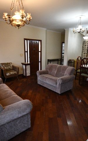 Casa à venda com 300m², 4 quartos e 6 vagasSala