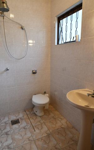 Casa à venda com 300m², 4 quartos e 6 vagasBanheiro de serviço