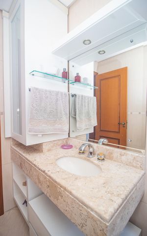 Apartamento à venda com 224m², 2 quartos e 2 vagas Apartamento à venda com 224m², 2 quartos e 2 vagasBanheiro da Suíte