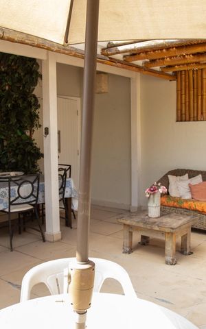 Casa à venda com 240m², 3 quartos e 1 vaga Casa à venda com 240m², 3 quartos e 1 vagaVaranda