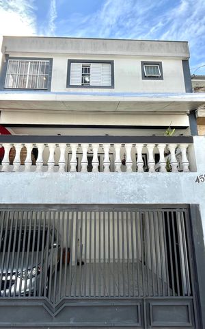 Casa para alugar com 200m², 4 quartos e 2 vagas Casa para alugar com 200m², 4 quartos e 2 vagasFachada