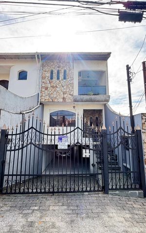 Casa à venda com 260m², 3 quartos e 5 vagas Casa à venda com 260m², 3 quartos e 5 vagasFachada