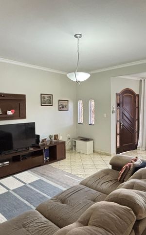 Casa à venda com 260m², 3 quartos e 5 vagas Casa à venda com 260m², 3 quartos e 5 vagasSala
