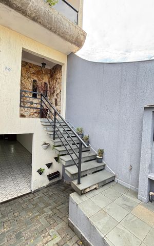 Casa à venda com 260m², 3 quartos e 5 vagas Casa à venda com 260m², 3 quartos e 5 vagasGaragem