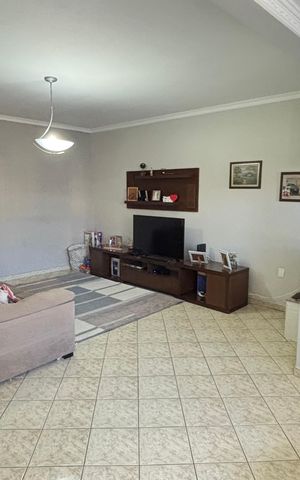 Casa à venda com 260m², 3 quartos e 5 vagas Casa à venda com 260m², 3 quartos e 5 vagasSala