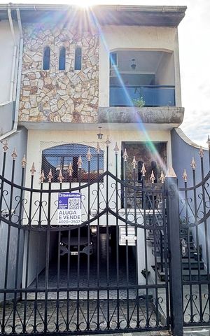 Casa à venda com 260m², 3 quartos e 5 vagas Casa à venda com 260m², 3 quartos e 5 vagasFachada