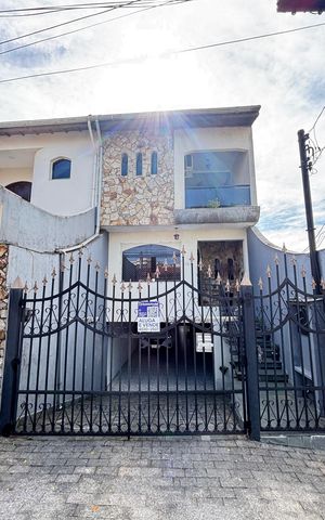 Casa à venda com 260m², 3 quartos e 5 vagas Casa à venda com 260m², 3 quartos e 5 vagasFachada
