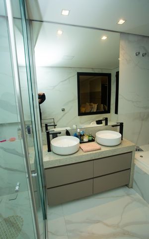 Casa de condomínio à venda com 210m², 4 quartos e 4 vagas Casa de condomínio à venda com 210m², 4 quartos e 4 vagasBanheiro da Suíte 1