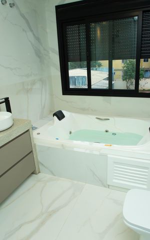 Casa de condomínio à venda com 210m², 4 quartos e 4 vagas Casa de condomínio à venda com 210m², 4 quartos e 4 vagasBanheiro da Suíte 1