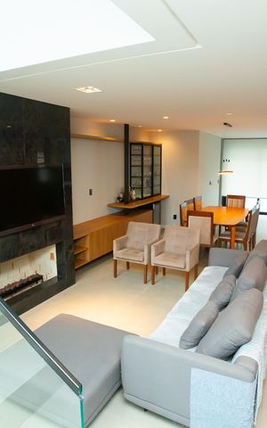 Casa de condomínio à venda com 210m², 4 quartos e 4 vagas Casa de condomínio à venda com 210m², 4 quartos e 4 vagasSala