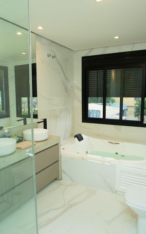 Casa de condomínio à venda com 210m², 4 quartos e 4 vagas Casa de condomínio à venda com 210m², 4 quartos e 4 vagasBanheiro da Suíte 1