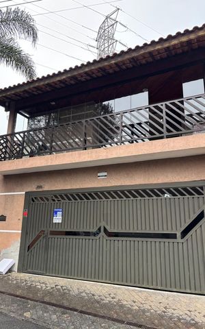 Casa à venda com 270m², 4 quartos e 3 vagas Casa à venda com 270m², 4 quartos e 3 vagasFachada