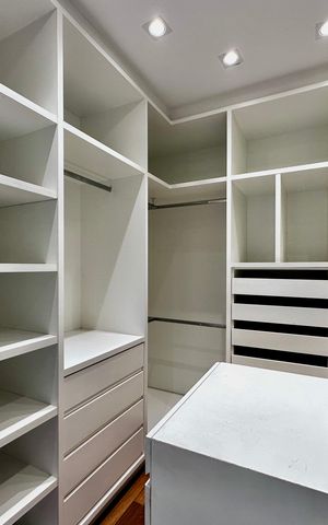 Apartamento à venda com 175m², 4 quartos e 3 vagas Apartamento à venda com 175m², 4 quartos e 3 vagasCloset Suíte 1