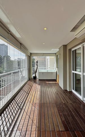 Apartamento à venda com 175m², 4 quartos e 3 vagas Apartamento à venda com 175m², 4 quartos e 3 vagasVaranda