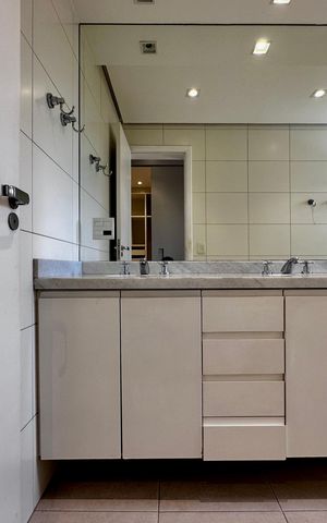 Apartamento à venda com 175m², 4 quartos e 3 vagas Apartamento à venda com 175m², 4 quartos e 3 vagasBanheiro Suíte 1