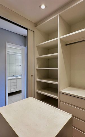 Apartamento à venda com 175m², 4 quartos e 3 vagas Apartamento à venda com 175m², 4 quartos e 3 vagasCloset Suíte 1