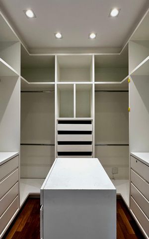 Apartamento à venda com 175m², 4 quartos e 3 vagas Apartamento à venda com 175m², 4 quartos e 3 vagasCloset Suíte 1