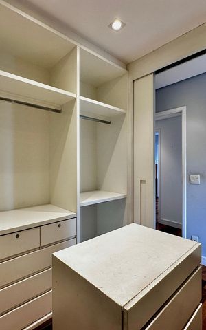 Apartamento à venda com 175m², 4 quartos e 3 vagas Apartamento à venda com 175m², 4 quartos e 3 vagasCloset Suíte 1
