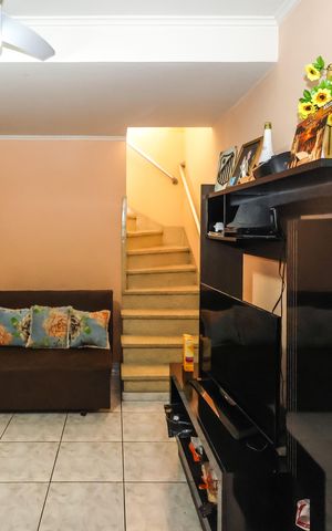 Casa à venda com 90m², 3 quartos e 2 vagas Casa à venda com 90m², 3 quartos e 2 vagasSala