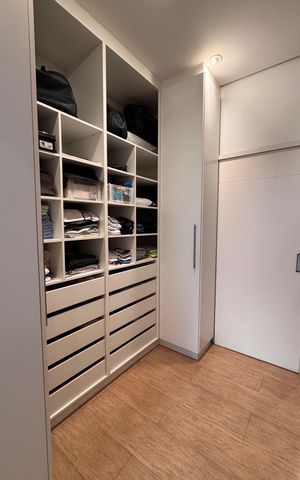 Casa de condomínio à venda com 207m², 3 quartos e 4 vagas Casa de condomínio à venda com 207m², 3 quartos e 4 vagasCloset