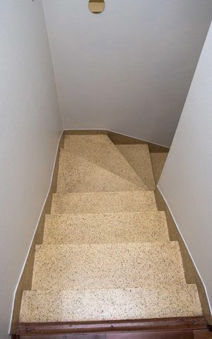 Casa à venda com 135m², 2 quartos e 2 vagasEscada