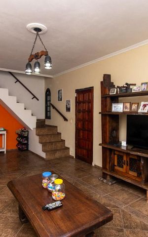 Casa à venda com 166m², 3 quartos e 2 vagas Casa à venda com 166m², 3 quartos e 2 vagasSala