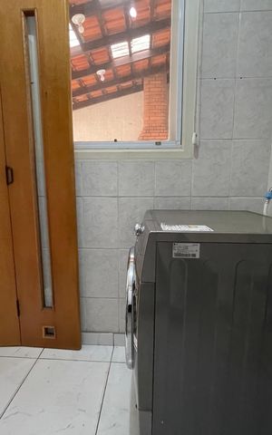Casa de condomínio à venda com 220m², 4 quartos e 2 vagas Casa de condomínio à venda com 220m², 4 quartos e 2 vagasLavanderia