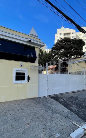 Casa de condomínio à venda com 220m², 4 quartos e 2 vagas Casa de condomínio à venda com 220m², 4 quartos e 2 vagasFachada e portaria
