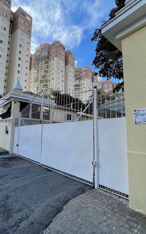Casa de condomínio à venda com 220m², 4 quartos e 2 vagas Casa de condomínio à venda com 220m², 4 quartos e 2 vagasFachada e portaria