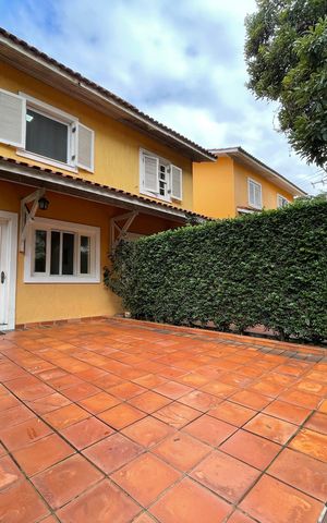 Casa de condomínio à venda com 220m², 4 quartos e 2 vagas Casa de condomínio à venda com 220m², 4 quartos e 2 vagasFachada