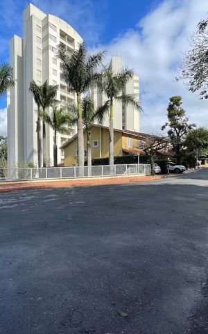 Casa de condomínio à venda com 220m², 4 quartos e 2 vagas Casa de condomínio à venda com 220m², 4 quartos e 2 vagasCondomínio