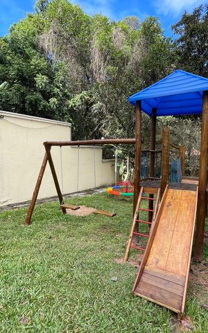 Casa de condomínio à venda com 220m², 4 quartos e 2 vagas Casa de condomínio à venda com 220m², 4 quartos e 2 vagasÁrea comum - Playground