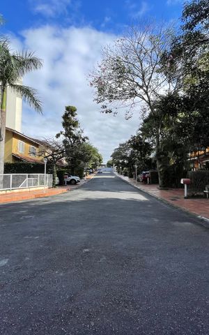 Casa de condomínio à venda com 220m², 4 quartos e 2 vagas Casa de condomínio à venda com 220m², 4 quartos e 2 vagasCondomínio