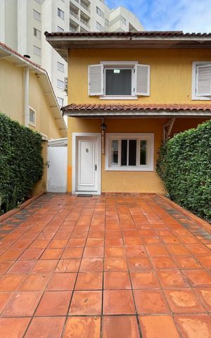 Casa de condomínio à venda com 220m², 4 quartos e 2 vagas Casa de condomínio à venda com 220m², 4 quartos e 2 vagasFachada