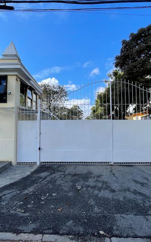 Casa de condomínio à venda com 220m², 4 quartos e 2 vagas Casa de condomínio à venda com 220m², 4 quartos e 2 vagasFachada e portaria
