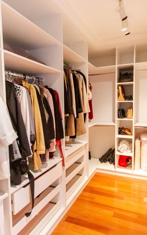 Casa à venda com 470m², 4 quartos e 5 vagas Casa à venda com 470m², 4 quartos e 5 vagasCloset Suíte 2