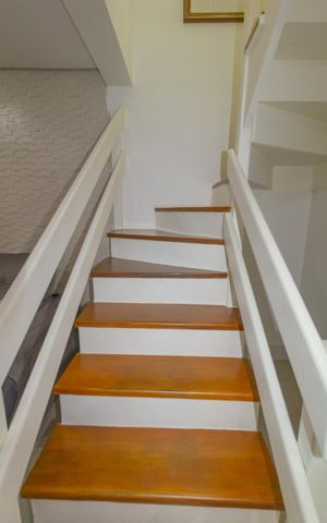 Casa de condomínio à venda com 88m², 3 quartos e 2 vagas Casa de condomínio à venda com 88m², 3 quartos e 2 vagasEscada