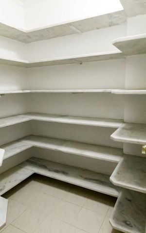 Apartamento à venda com 246m², 3 quartos e 4 vagas Apartamento à venda com 246m², 3 quartos e 4 vagasDespensa