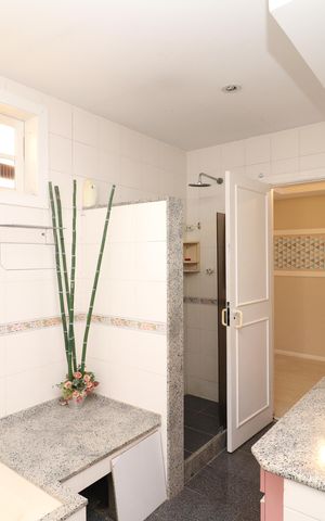 Casa à venda com 707m², 6 quartos e 4 vagasBanheiro da Suíte 1
