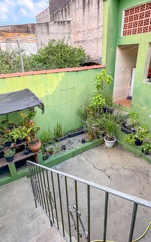Casa à venda com 204m², 3 quartos e 2 vagas Casa à venda com 204m², 3 quartos e 2 vagasEscada