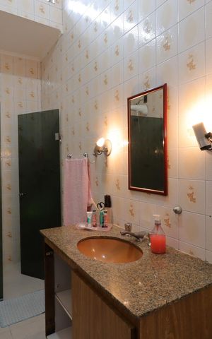 Casa à venda com 276m², 4 quartos e 6 vagasBanheiro da Suíte 2