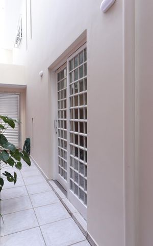 Casa à venda com 276m², 4 quartos e 6 vagasCorredor externo