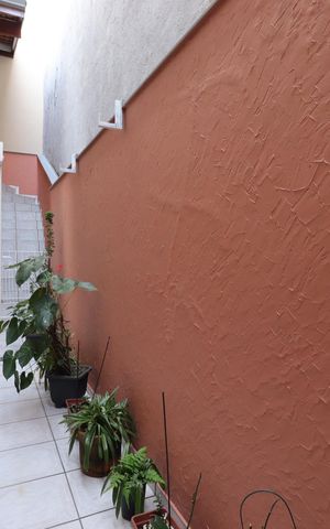 Casa à venda com 276m², 4 quartos e 6 vagasCorredor externo