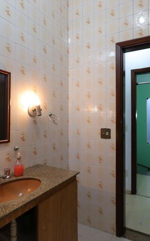 Casa à venda com 276m², 4 quartos e 6 vagasBanheiro da Suíte 2