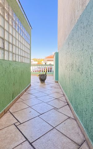 Casa à venda com 597m², 5 quartos e 8 vagas Casa à venda com 597m², 5 quartos e 8 vagasVaranda da Suíte 3