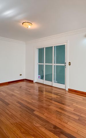 Casa à venda com 597m², 5 quartos e 8 vagas Casa à venda com 597m², 5 quartos e 8 vagasSala