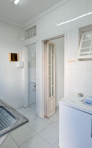 Casa à venda com 597m², 5 quartos e 8 vagas Casa à venda com 597m², 5 quartos e 8 vagasÁrea de Serviço